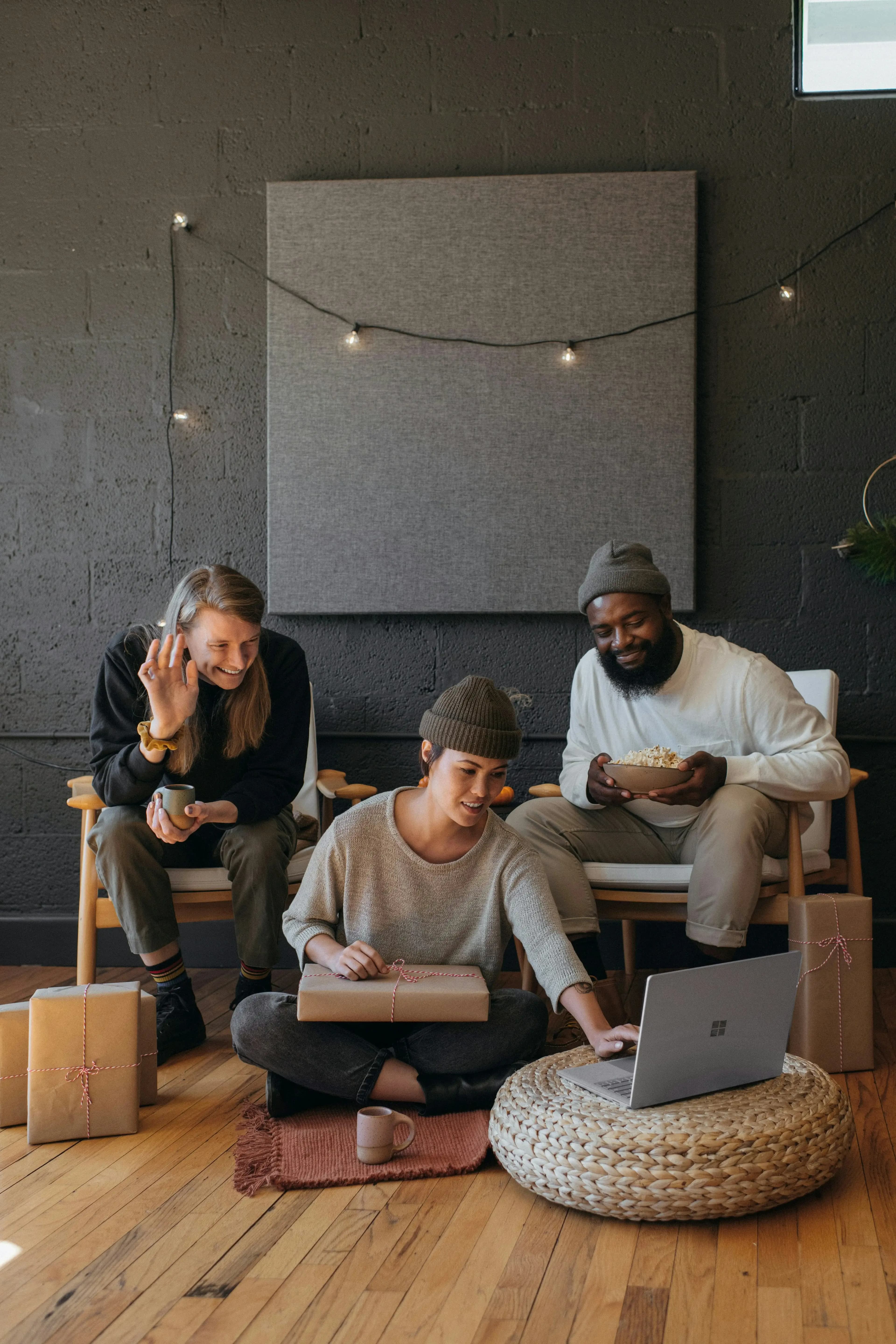 Trois collègues discutent sur intraconnect avec quelqu'un sur leur ordinateur portable